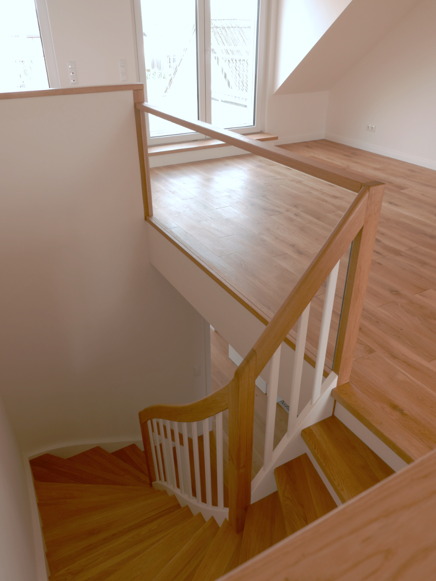 Treppe vom Ober- ins Dachgeschoss